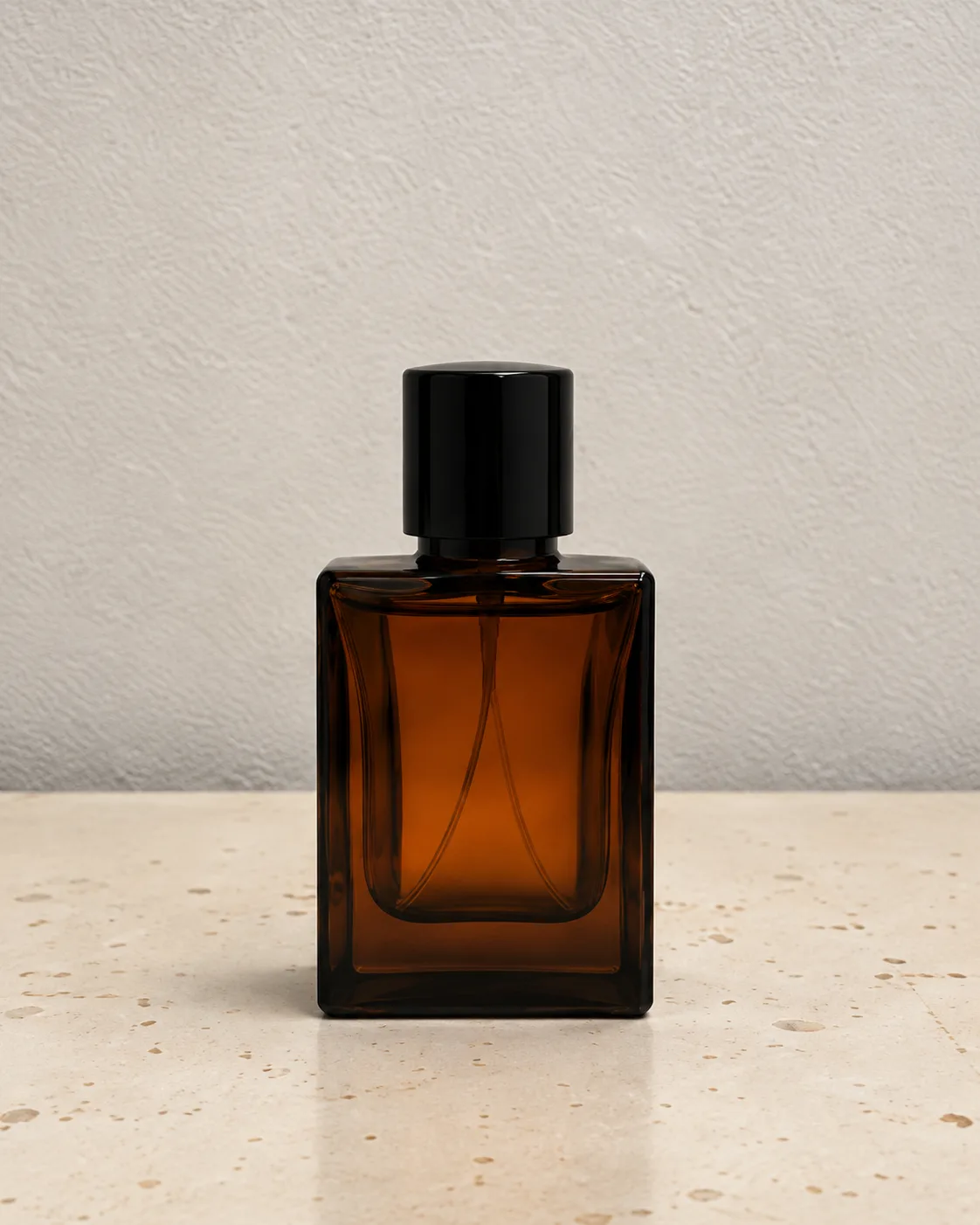 Photo d’origine d’un flacon de parfum ambré sur fond uni